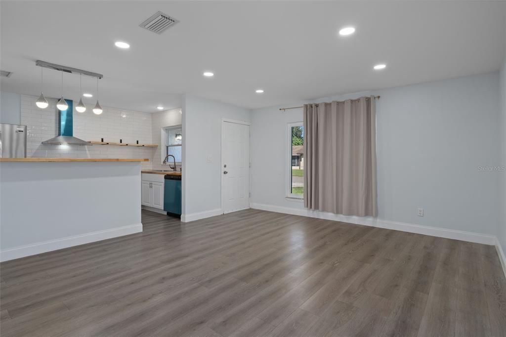 En Venta: $399,900 (4 camas, 2 baños, 1378 Pies cuadrados)