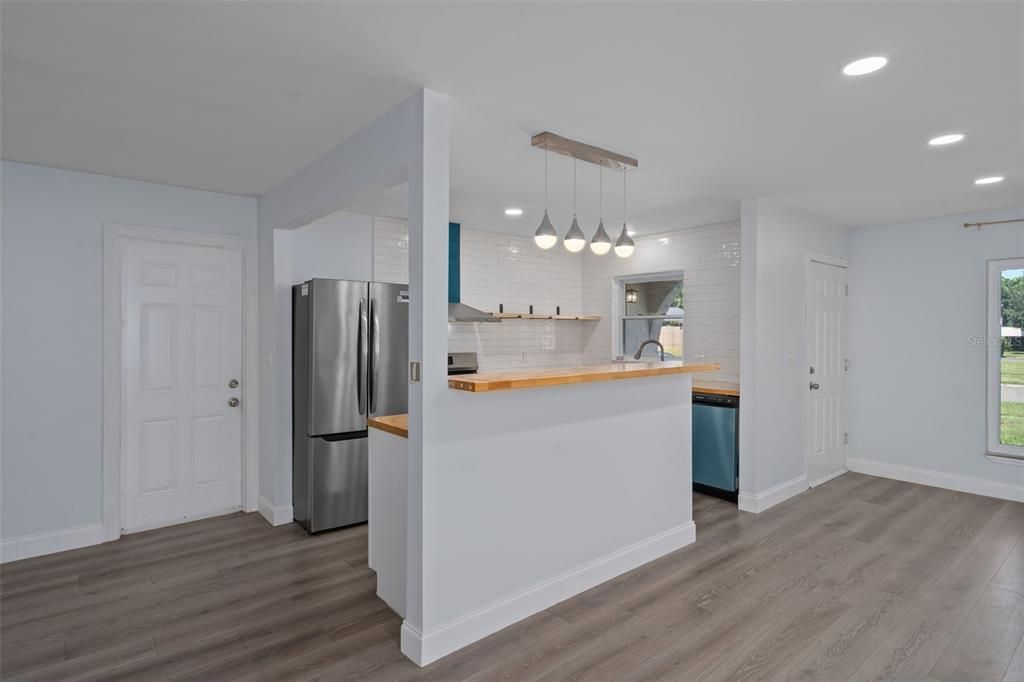 En Venta: $399,900 (4 camas, 2 baños, 1378 Pies cuadrados)