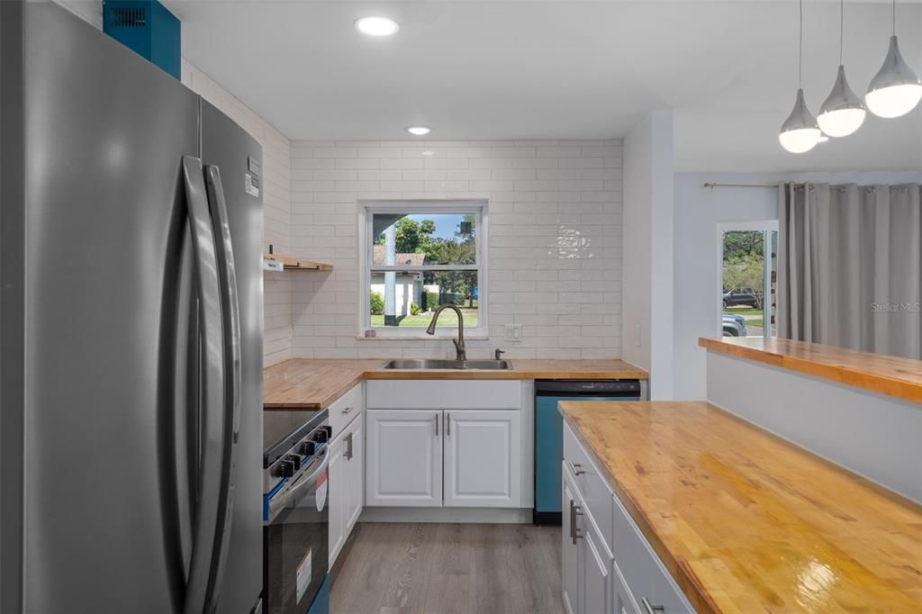 En Venta: $399,900 (4 camas, 2 baños, 1378 Pies cuadrados)