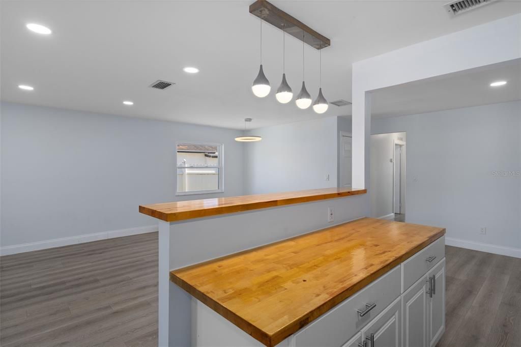 En Venta: $399,900 (4 camas, 2 baños, 1378 Pies cuadrados)
