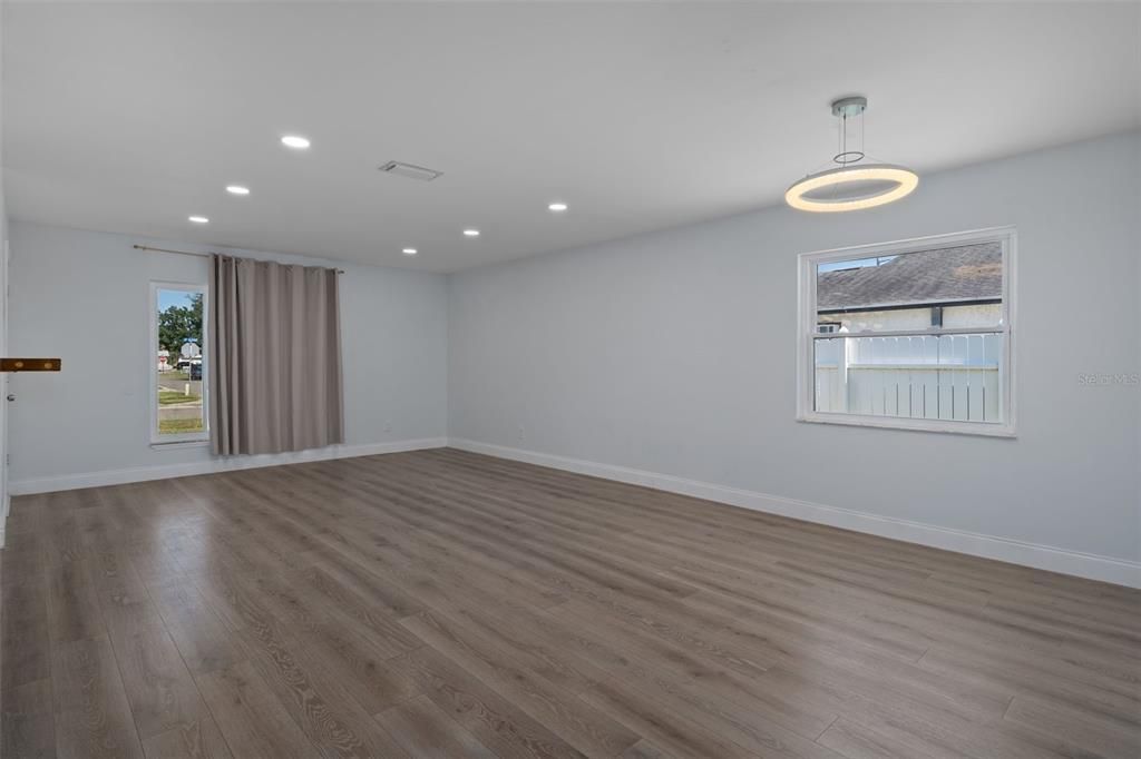 En Venta: $399,900 (4 camas, 2 baños, 1378 Pies cuadrados)