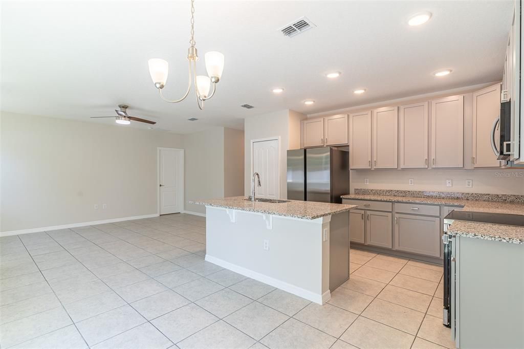 For Rent: $1,975 (3 beds, 2 baths, 1425 Square Feet)