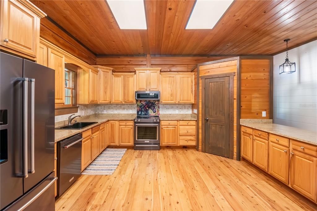 En Venta: $1,800,000 (3 camas, 3 baños, 2570.41 Pies cuadrados)