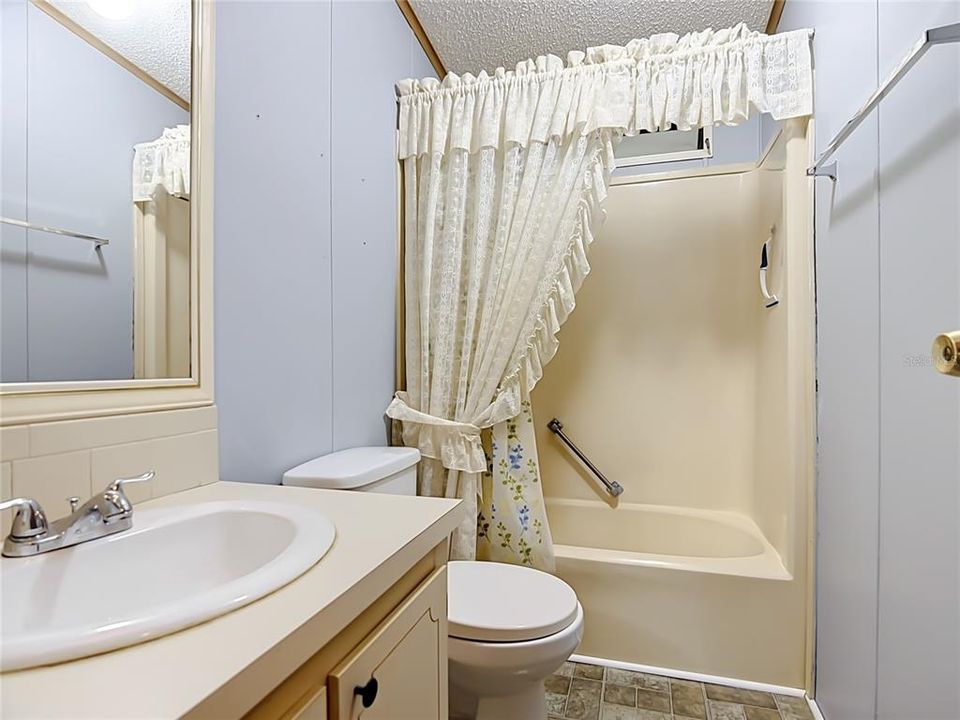 На продажу: $125,000 (2 спален, 2 ванн, 1352 Квадратных фут)