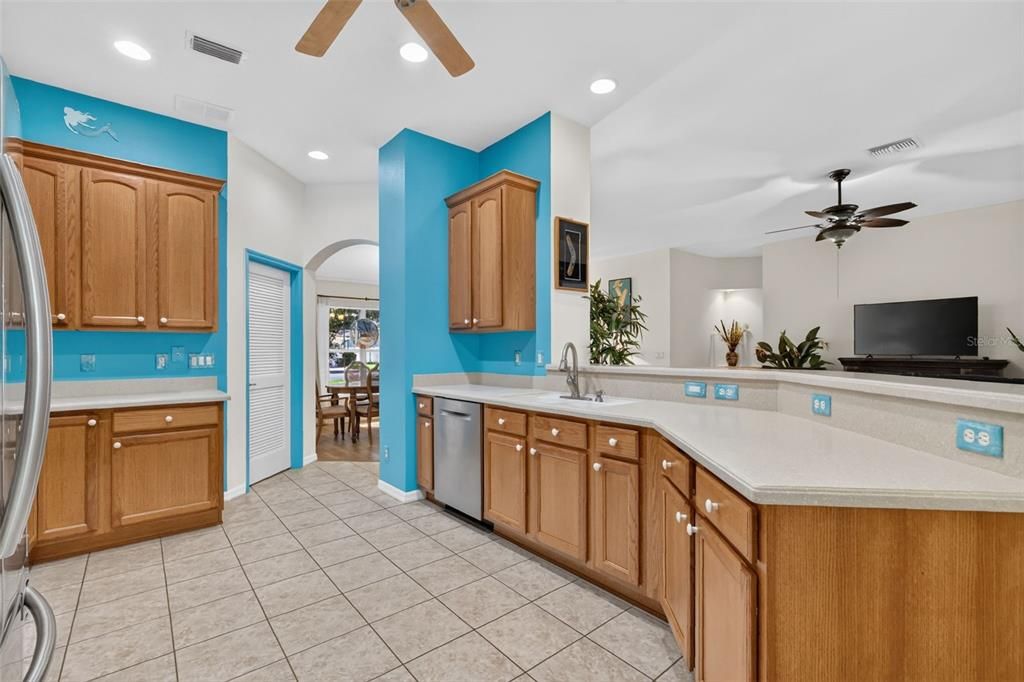 For Sale: $400,000 (4 beds, 2 baths, 2093 Square Feet)