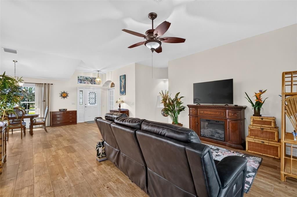 For Sale: $400,000 (4 beds, 2 baths, 2093 Square Feet)