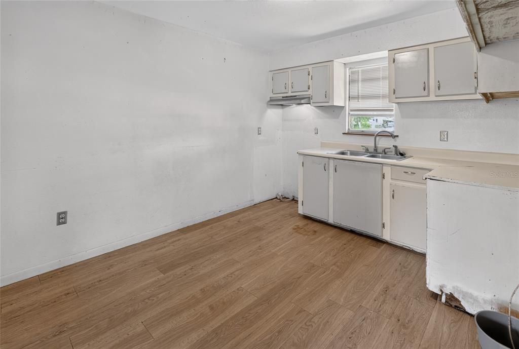 For Sale: $149,999 (4 beds, 2 baths, 1727 Square Feet)