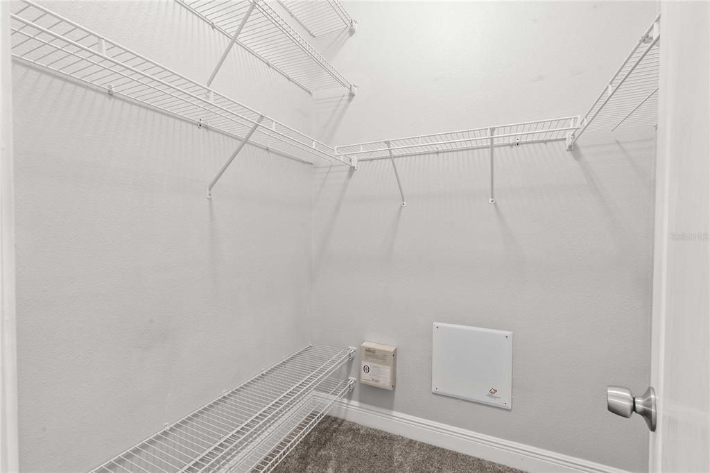 Activo con contrato: $525,000 (4 camas, 3 baños, 2581 Pies cuadrados)