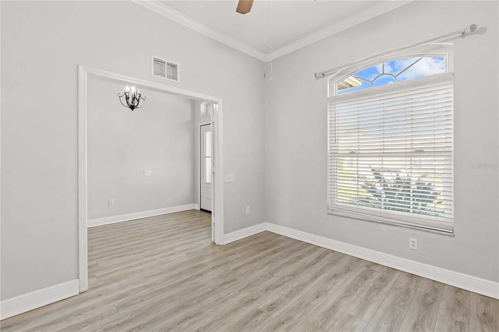 Activo con contrato: $525,000 (4 camas, 3 baños, 2581 Pies cuadrados)