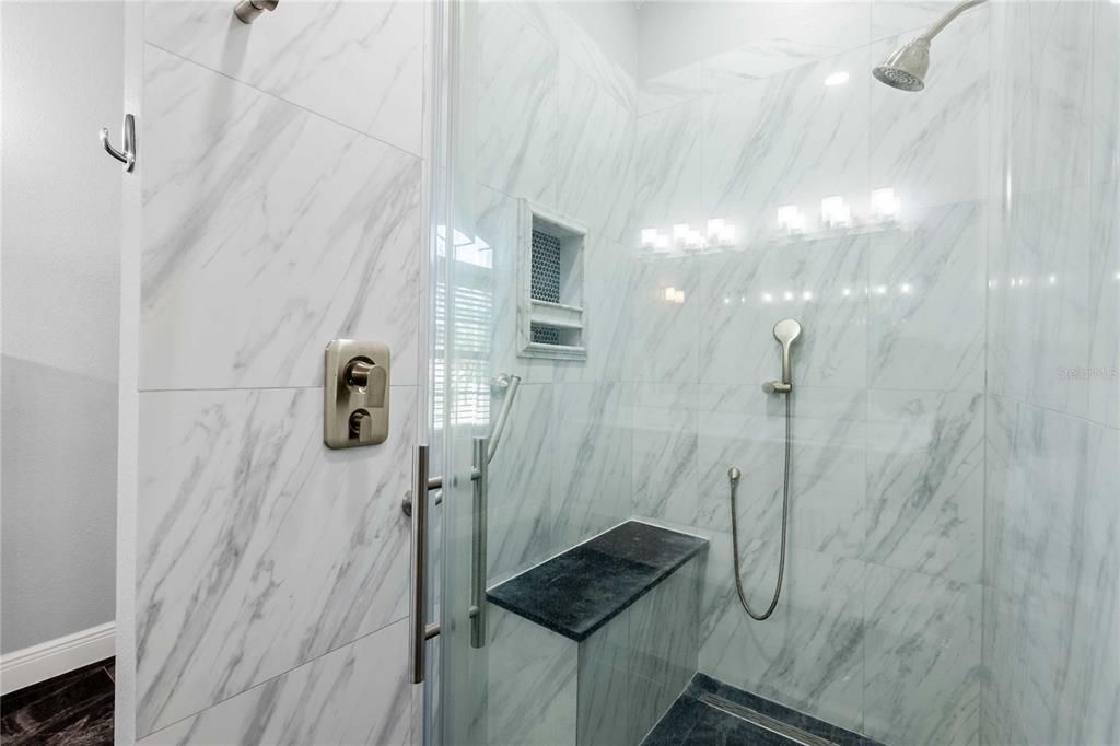 Activo con contrato: $525,000 (4 camas, 3 baños, 2581 Pies cuadrados)