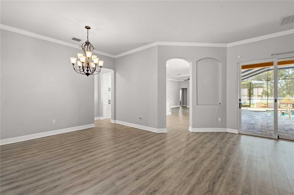 Activo con contrato: $525,000 (4 camas, 3 baños, 2581 Pies cuadrados)