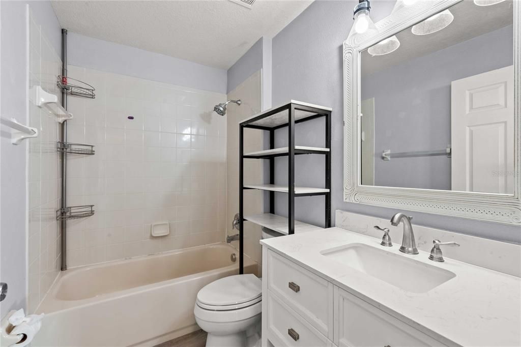 Activo con contrato: $525,000 (4 camas, 3 baños, 2581 Pies cuadrados)