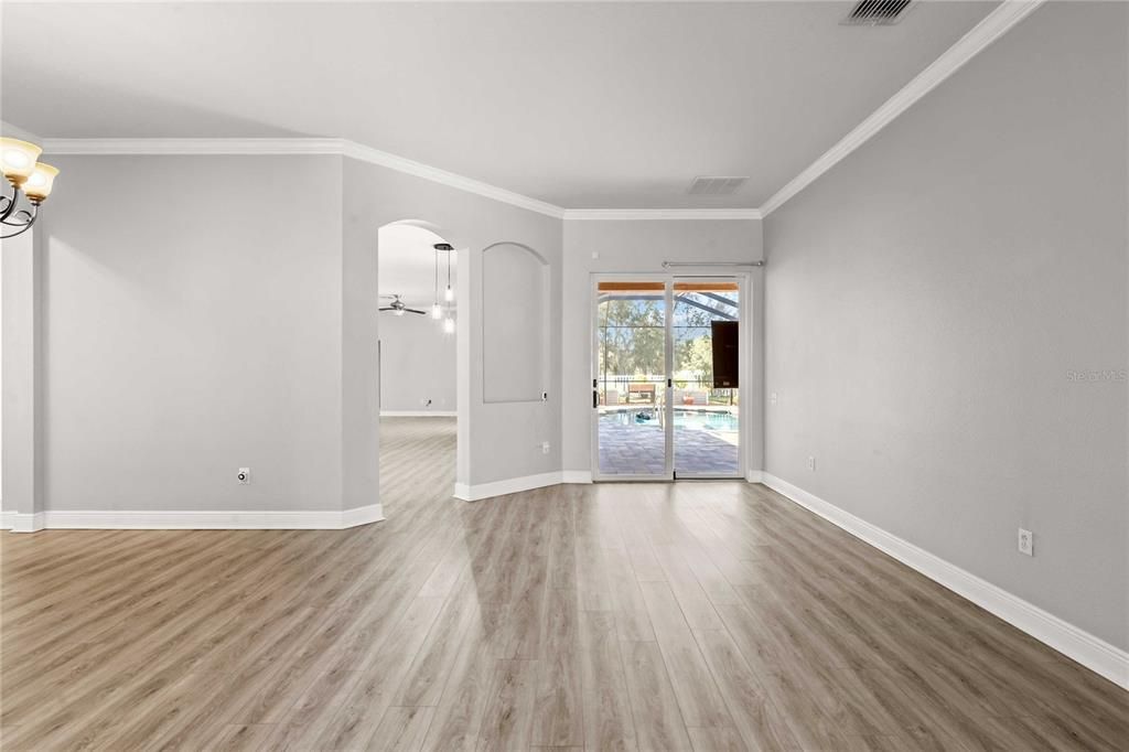 Activo con contrato: $525,000 (4 camas, 3 baños, 2581 Pies cuadrados)
