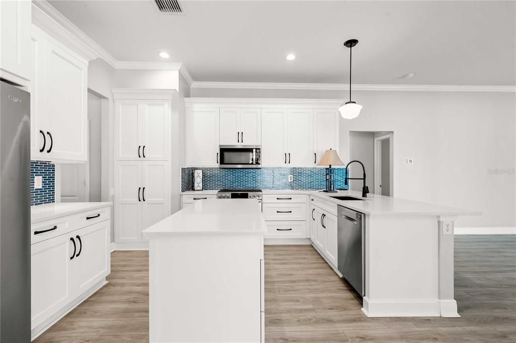 Activo con contrato: $525,000 (4 camas, 3 baños, 2581 Pies cuadrados)