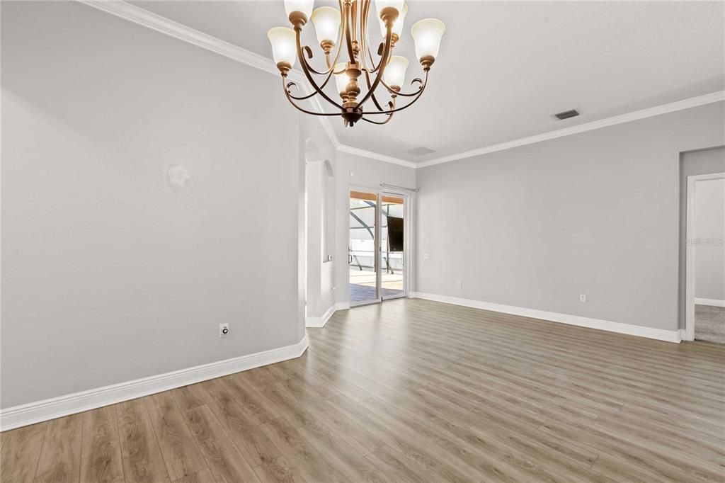 Activo con contrato: $525,000 (4 camas, 3 baños, 2581 Pies cuadrados)