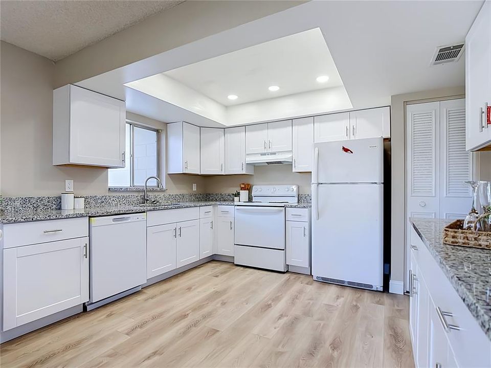 For Sale: $347,500 (3 beds, 2 baths, 1204 Square Feet)