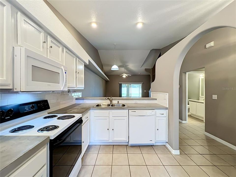 For Sale: $325,000 (3 beds, 2 baths, 1651 Square Feet)