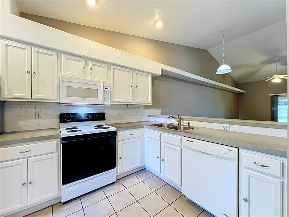 For Sale: $325,000 (3 beds, 2 baths, 1651 Square Feet)