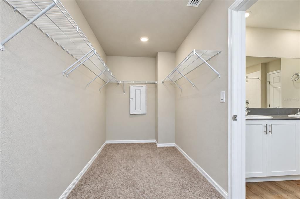 For Sale: $400,000 (4 beds, 2 baths, 2226 Square Feet)