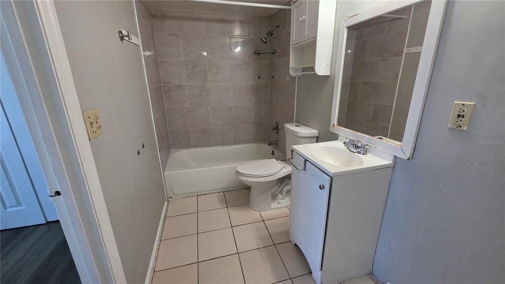 For Rent: $1,100 (1 beds, 1 baths, 715 Square Feet)