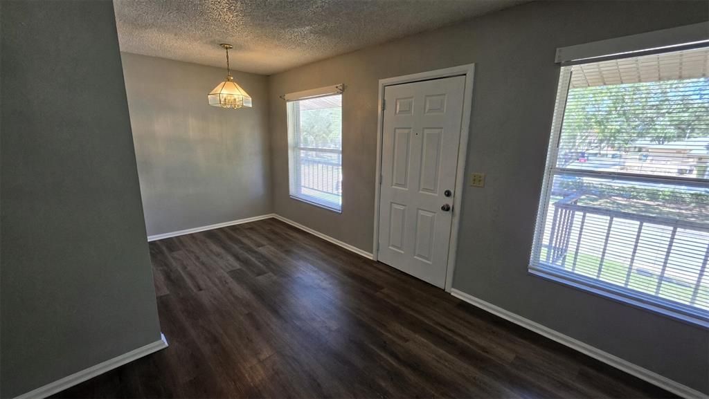 For Rent: $1,100 (1 beds, 1 baths, 715 Square Feet)