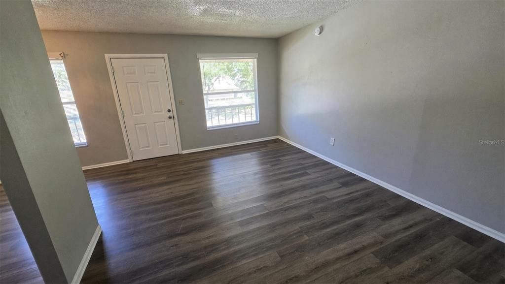 For Rent: $1,100 (1 beds, 1 baths, 715 Square Feet)