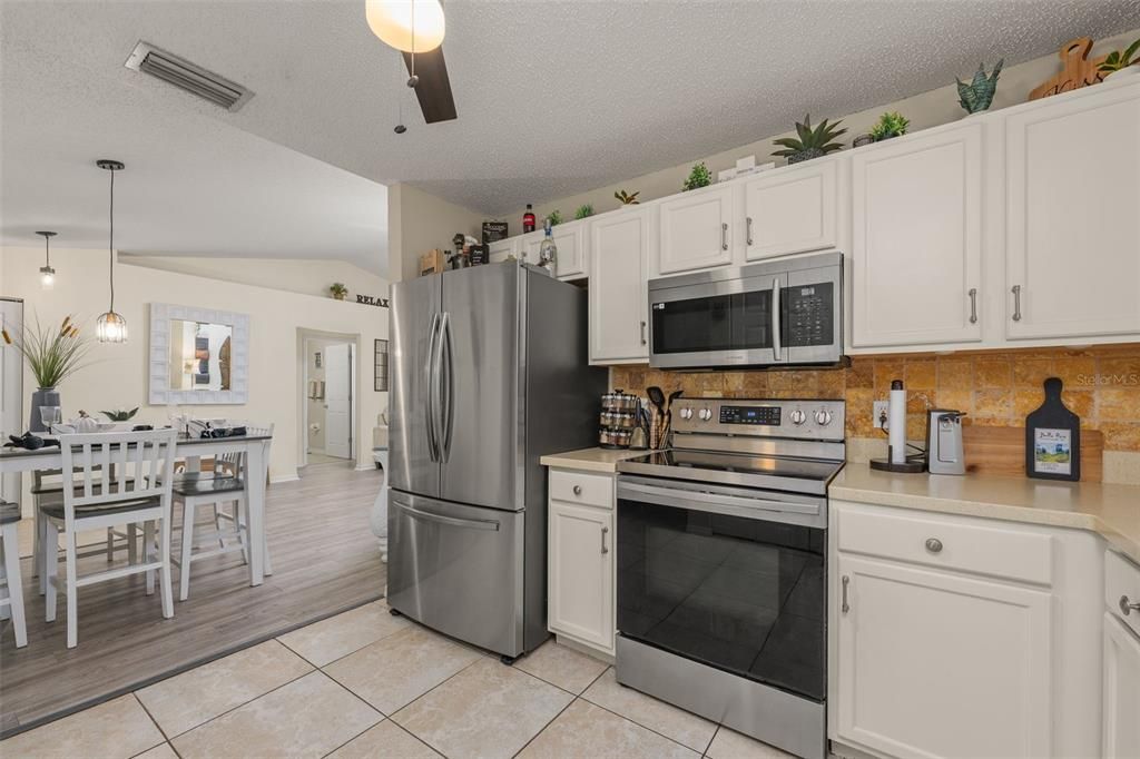For Sale: $260,000 (3 beds, 2 baths, 1143 Square Feet)