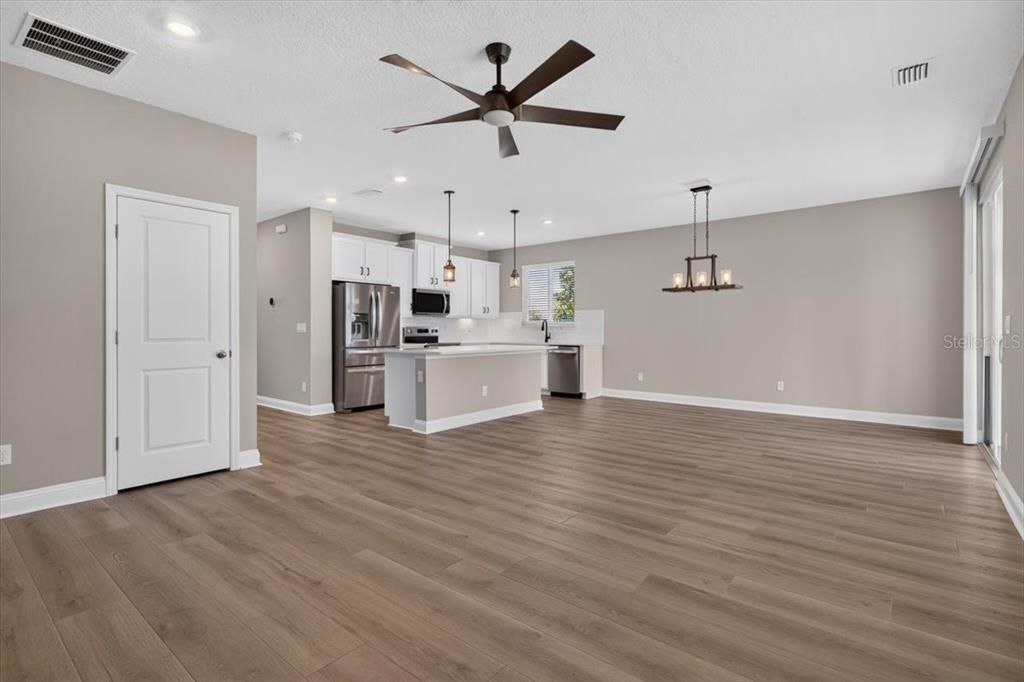 For Rent: $2,400 (3 beds, 2 baths, 1707 Square Feet)