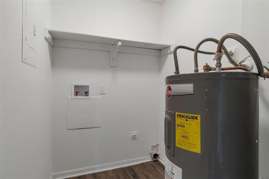 For Sale: $101,000 (1 beds, 1 baths, 733 Square Feet)