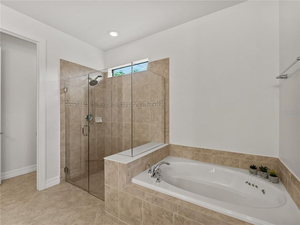 En Venta: $999,000 (4 camas, 4 baños, 3704 Pies cuadrados)