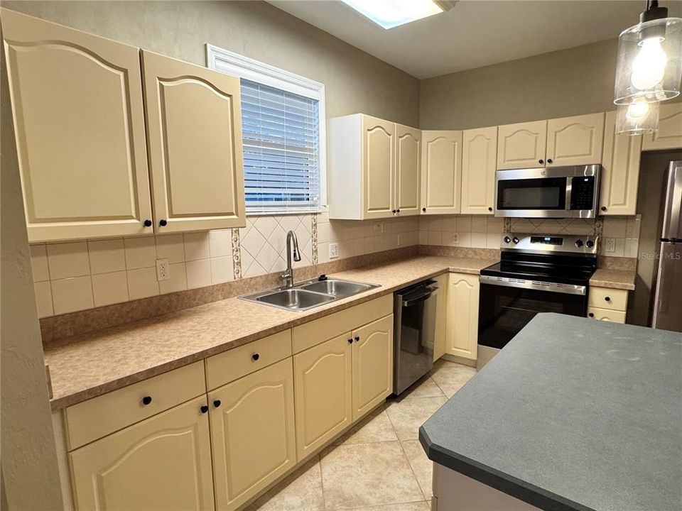 For Sale: $230,000 (2 beds, 2 baths, 1444 Square Feet)