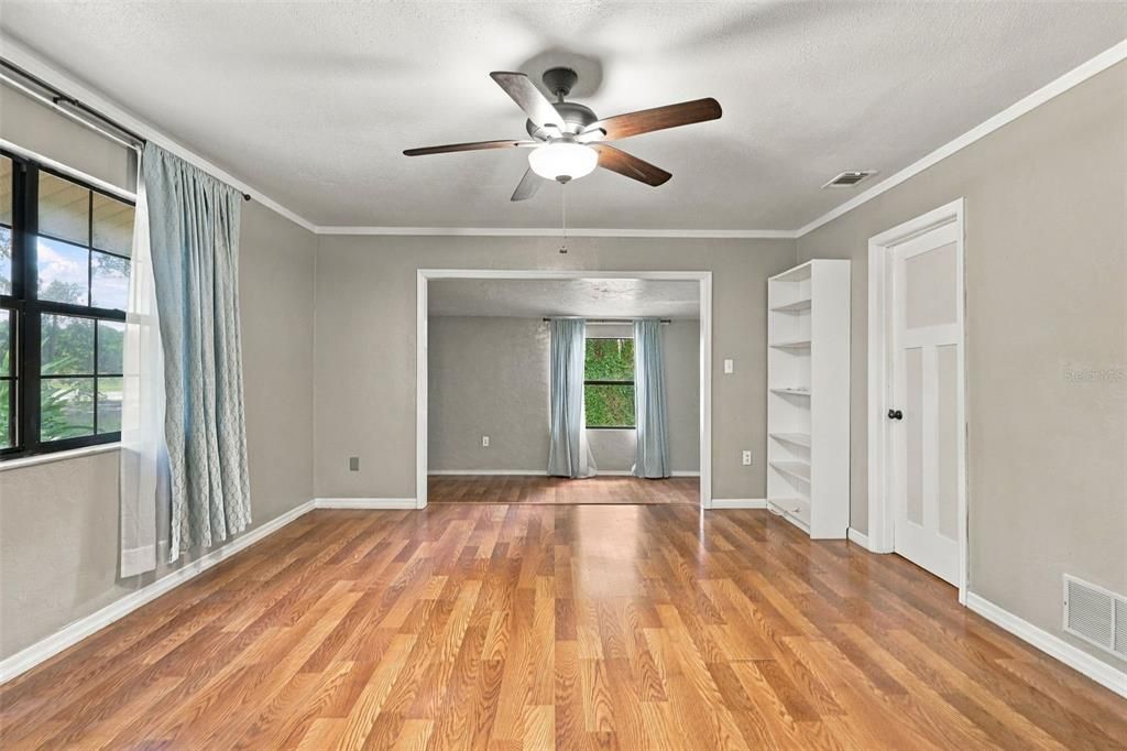 For Sale: $950,000 (5 beds, 4 baths, 4936 Square Feet)