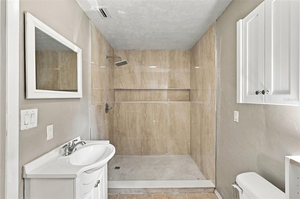 For Sale: $950,000 (5 beds, 4 baths, 4936 Square Feet)