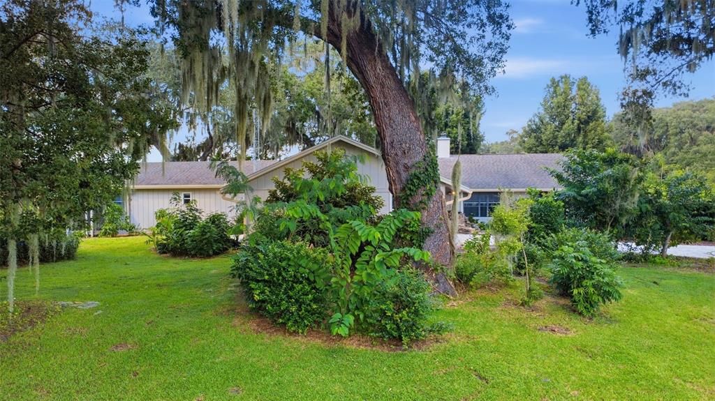 For Sale: $950,000 (5 beds, 4 baths, 4936 Square Feet)