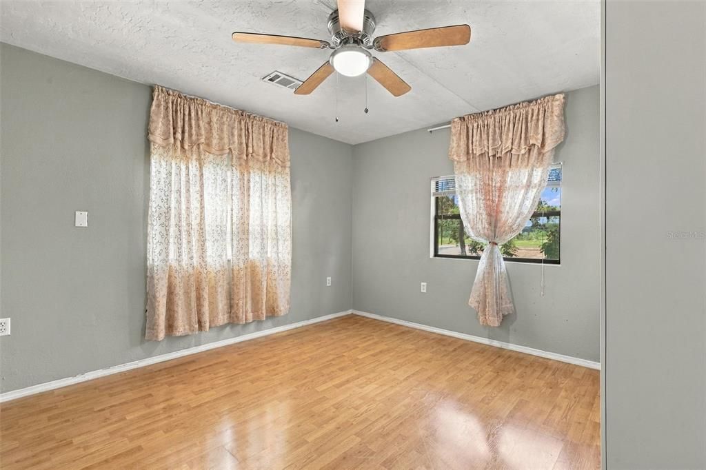 For Sale: $950,000 (5 beds, 4 baths, 4936 Square Feet)