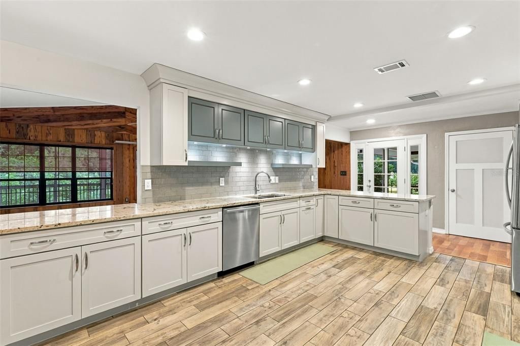 For Sale: $950,000 (5 beds, 4 baths, 4936 Square Feet)