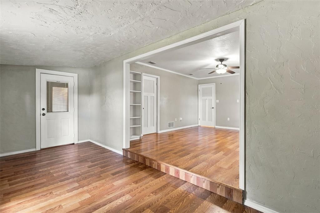 For Sale: $950,000 (5 beds, 4 baths, 4936 Square Feet)