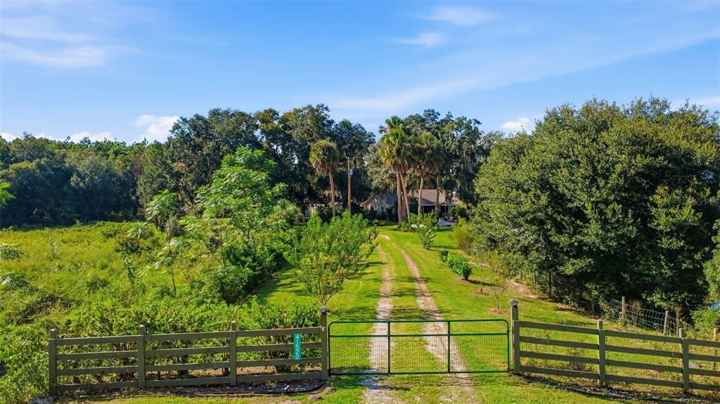 For Sale: $950,000 (5 beds, 4 baths, 4936 Square Feet)