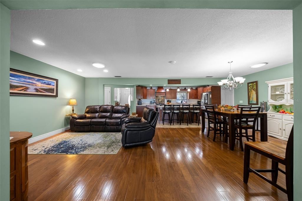 На продажу: $549,900 (3 спален, 2 ванн, 1823 Квадратных фут)
