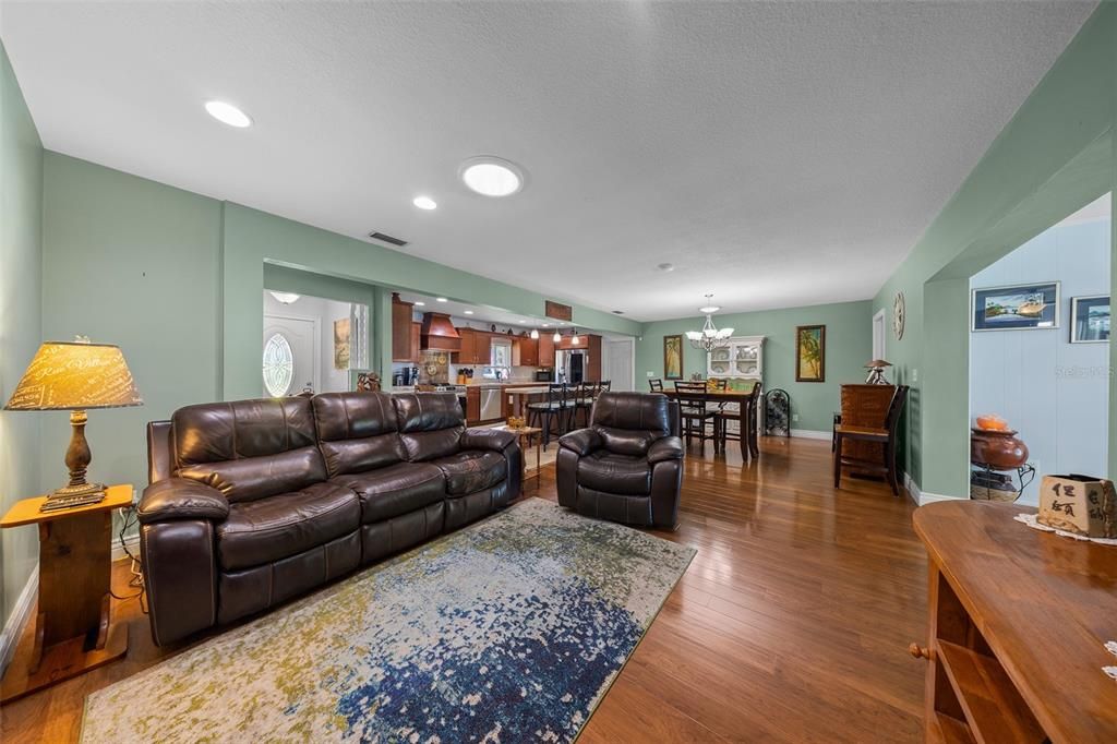 На продажу: $549,900 (3 спален, 2 ванн, 1823 Квадратных фут)