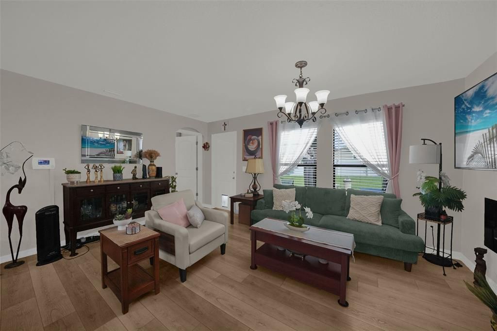 For Sale: $250,000 (2 beds, 2 baths, 1044 Square Feet)
