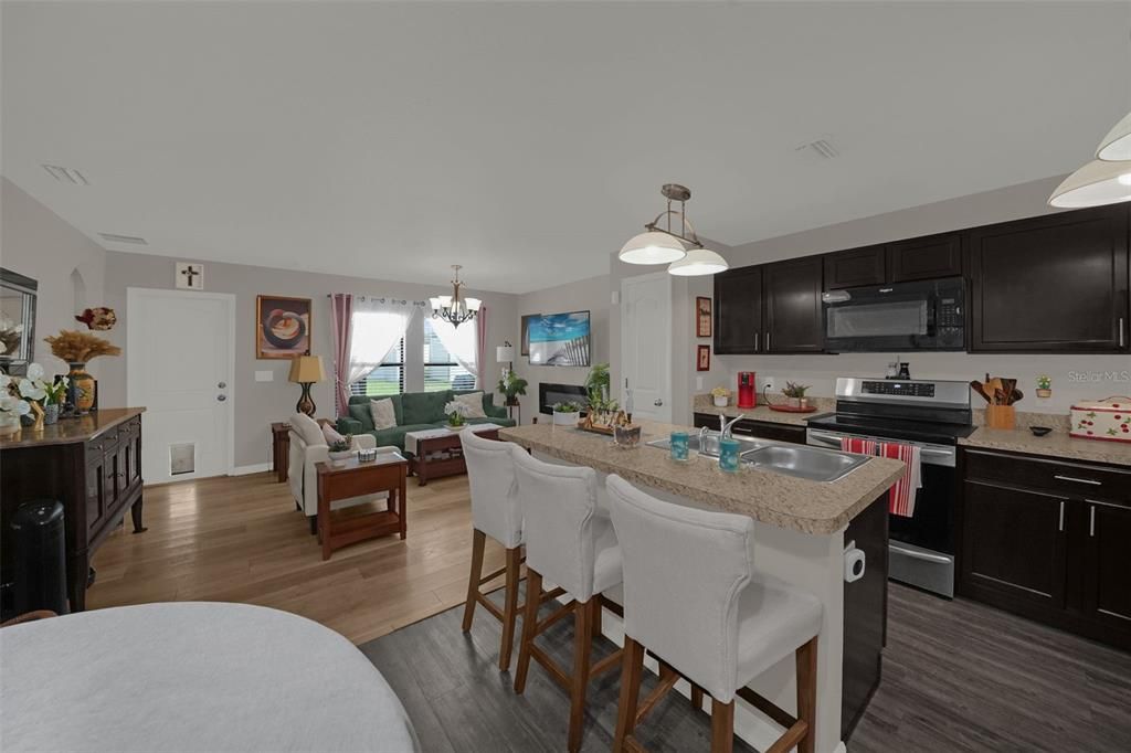 For Sale: $250,000 (2 beds, 2 baths, 1044 Square Feet)