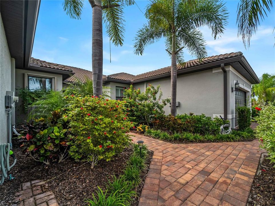 For Sale: $425,000 (2 beds, 2 baths, 1611 Square Feet)
