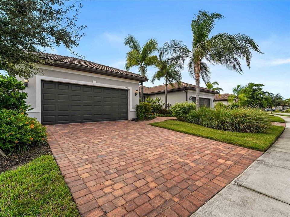 For Sale: $425,000 (2 beds, 2 baths, 1611 Square Feet)