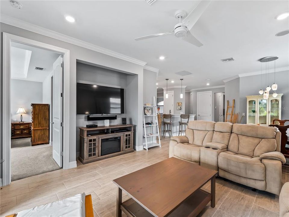 For Sale: $425,000 (2 beds, 2 baths, 1611 Square Feet)