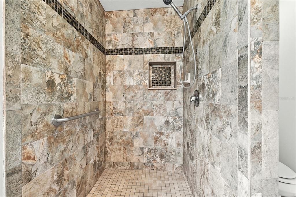 En Venta: $399,000 (4 camas, 2 baños, 2206 Pies cuadrados)