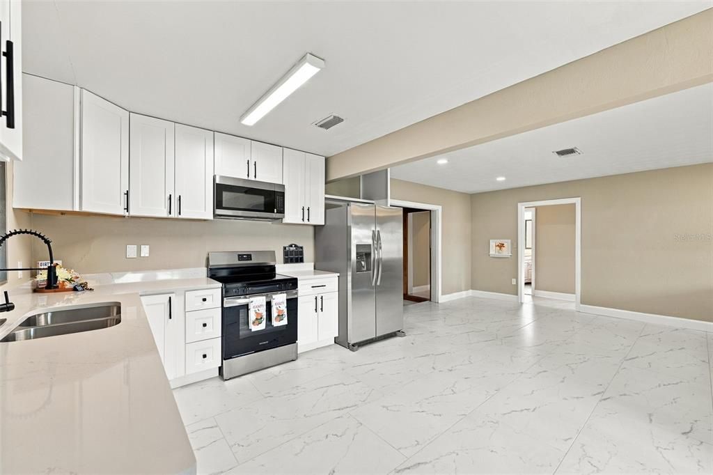 En Venta: $399,000 (4 camas, 2 baños, 2206 Pies cuadrados)