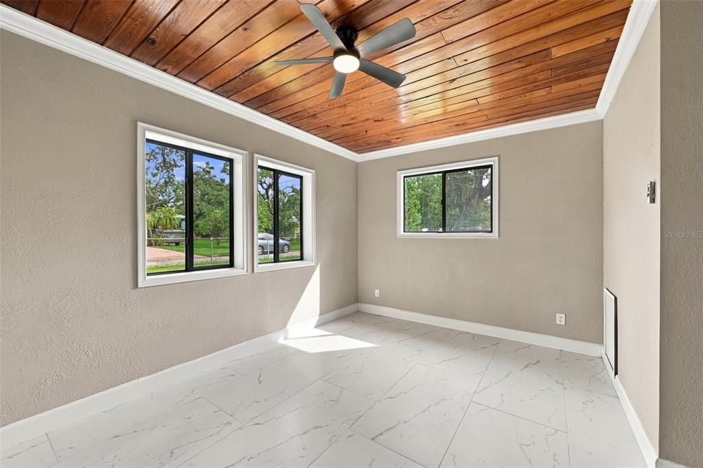 En Venta: $399,000 (4 camas, 2 baños, 2206 Pies cuadrados)