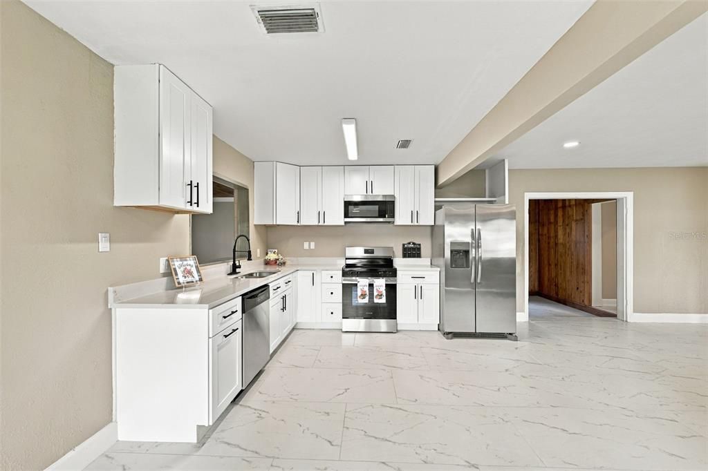 En Venta: $399,000 (4 camas, 2 baños, 2206 Pies cuadrados)