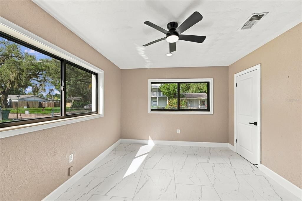 En Venta: $399,000 (4 camas, 2 baños, 2206 Pies cuadrados)